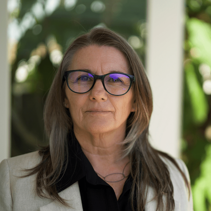 paula desplats headshot
