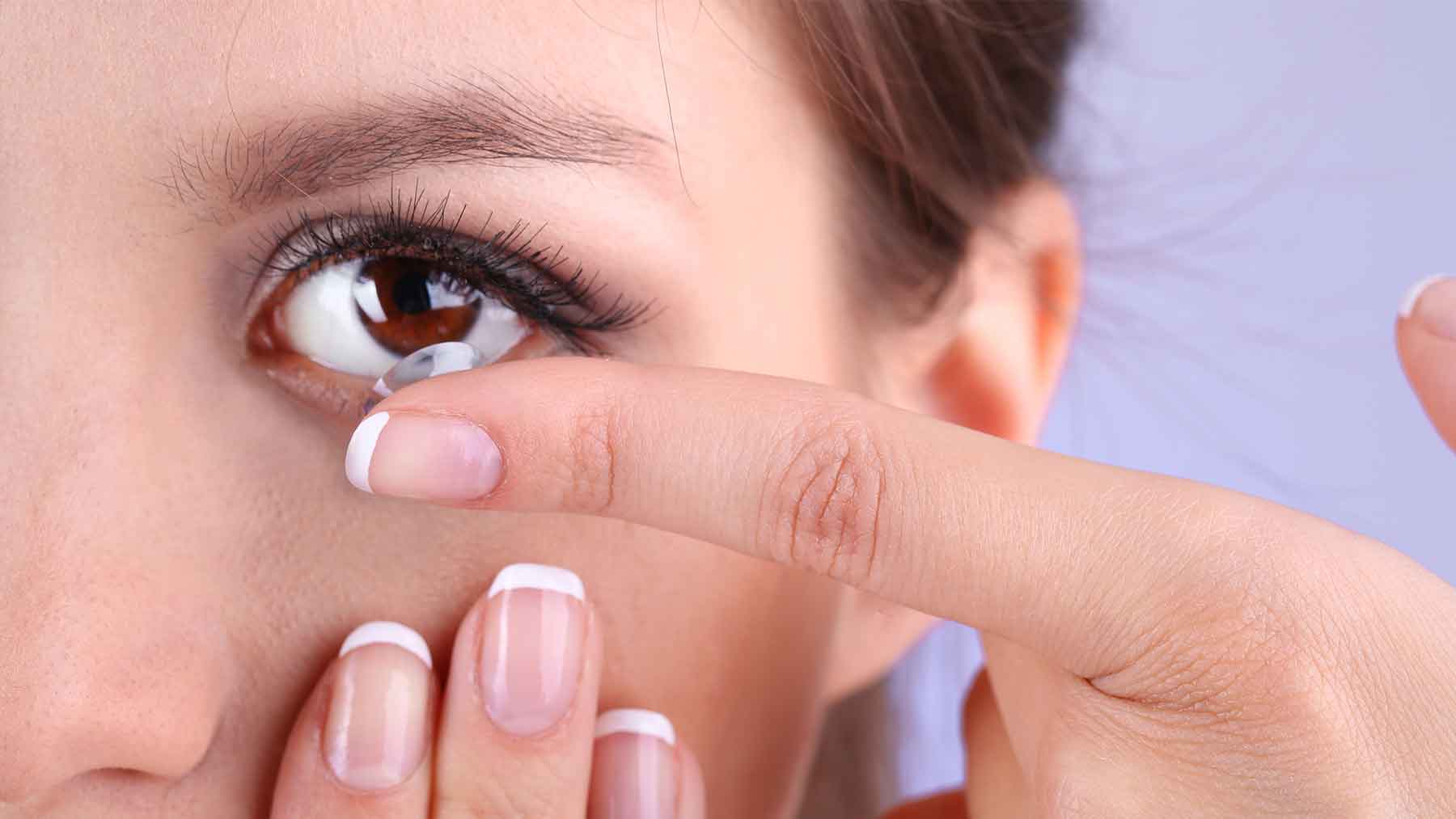 Contact lenses. Надевает линзы. Сухость контактных линз. Девушка в линзах.