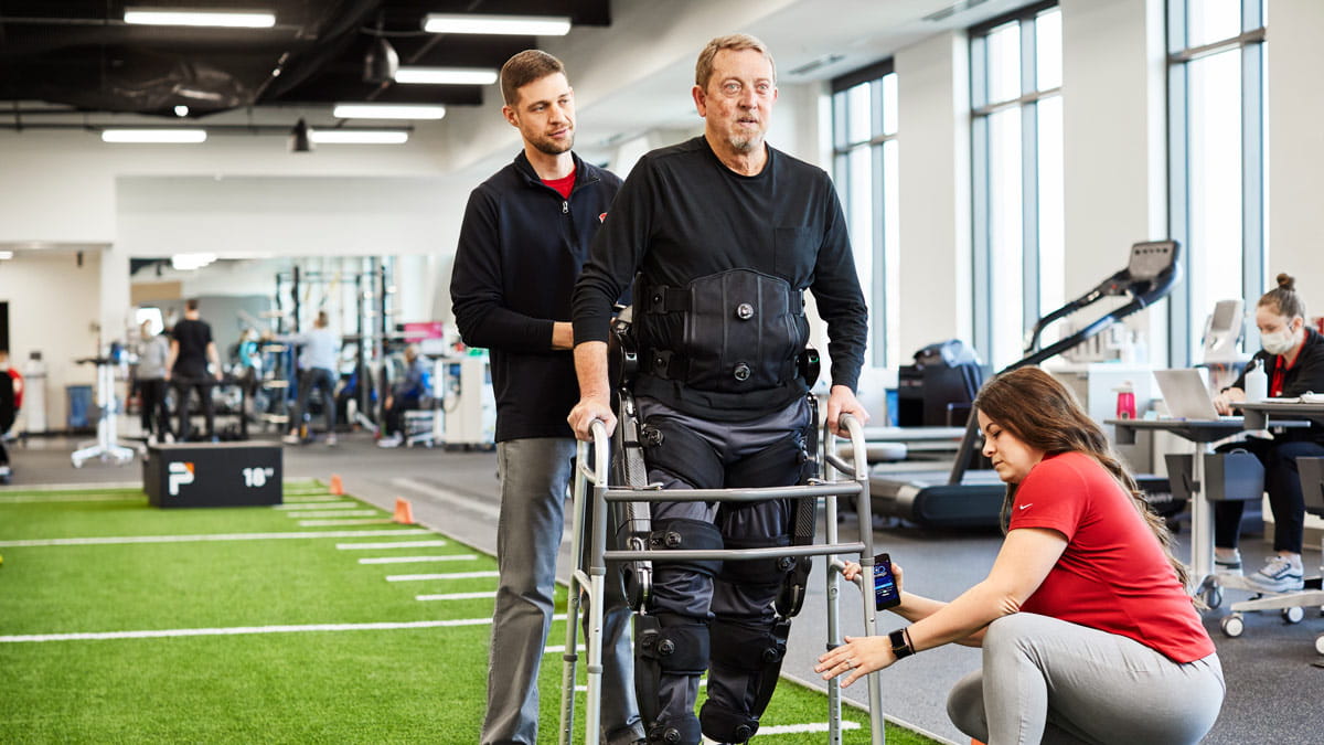 MS patient, Tim Rhodes, receiving physical therapy clinic at Ohio State