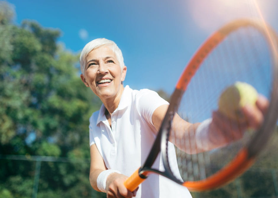 woman playing tennis