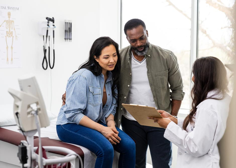 Expecting-couple-on-home-counselling-meeting