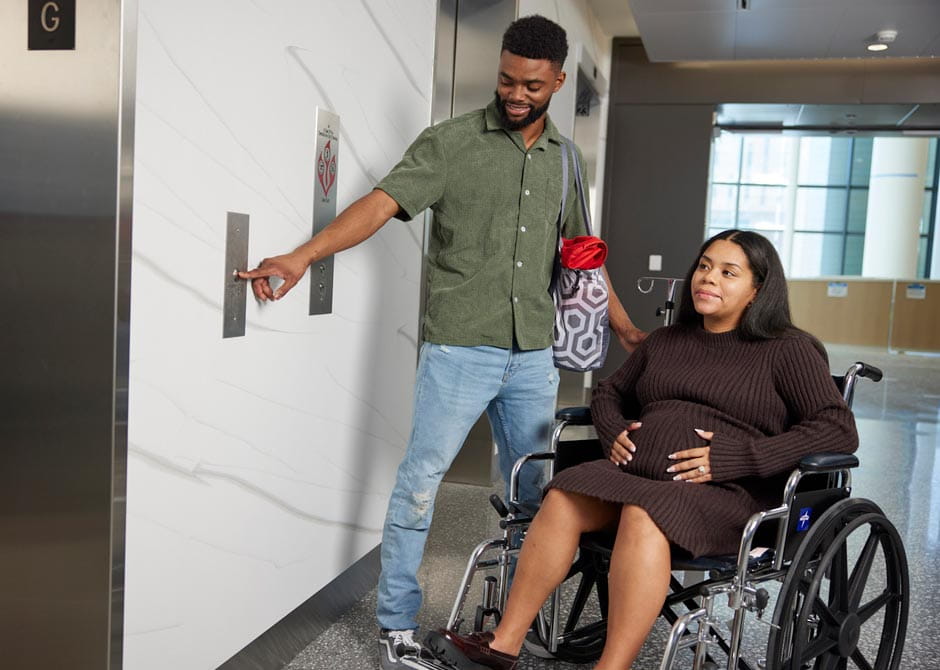 pregnant-patient-and-partner-at-elevator