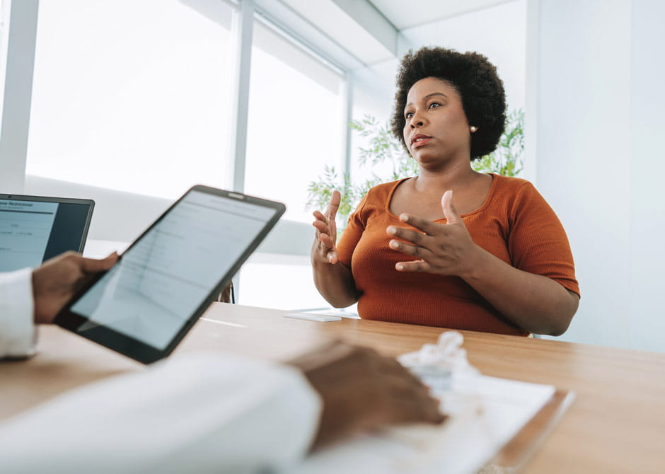 a woman in consultation with the nutritionist